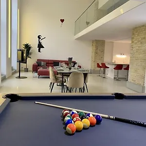  Apartment Loft With Pool Table, Kitchen Island & Gallery Deutschland